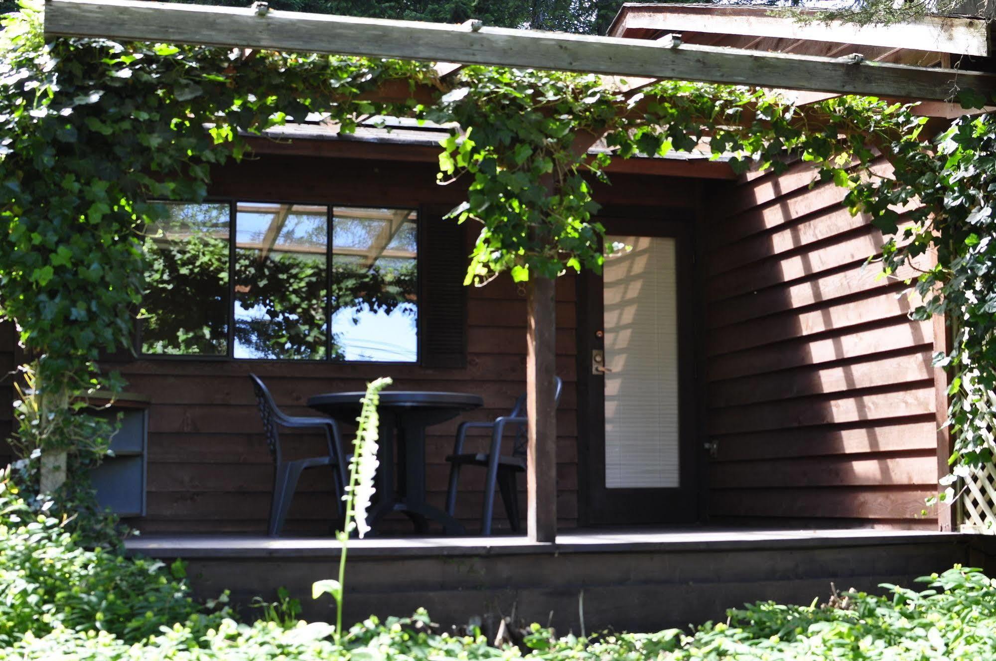 Driftwood Village Cottages Sturdies Bay Екстер'єр фото