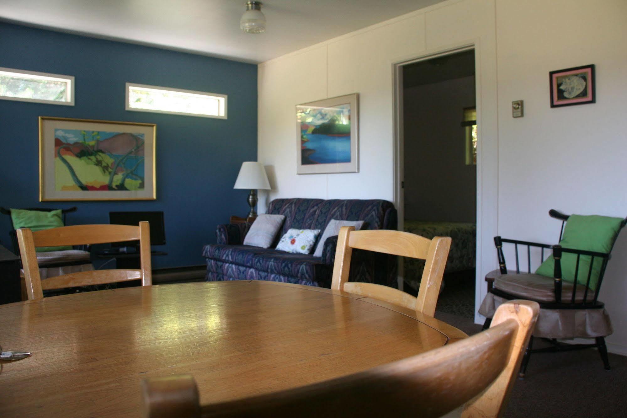 Driftwood Village Cottages Sturdies Bay Екстер'єр фото