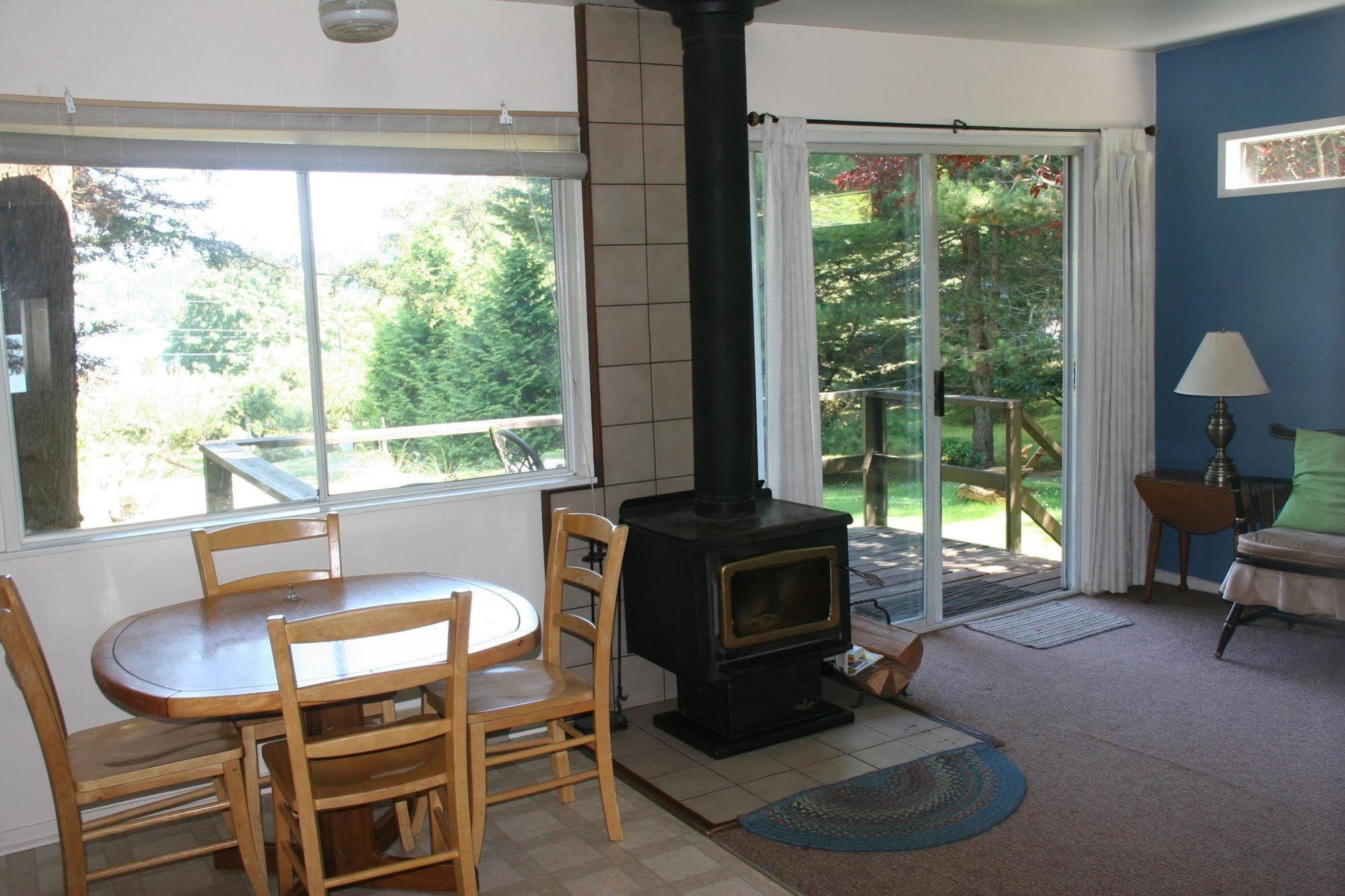 Driftwood Village Cottages Sturdies Bay Екстер'єр фото