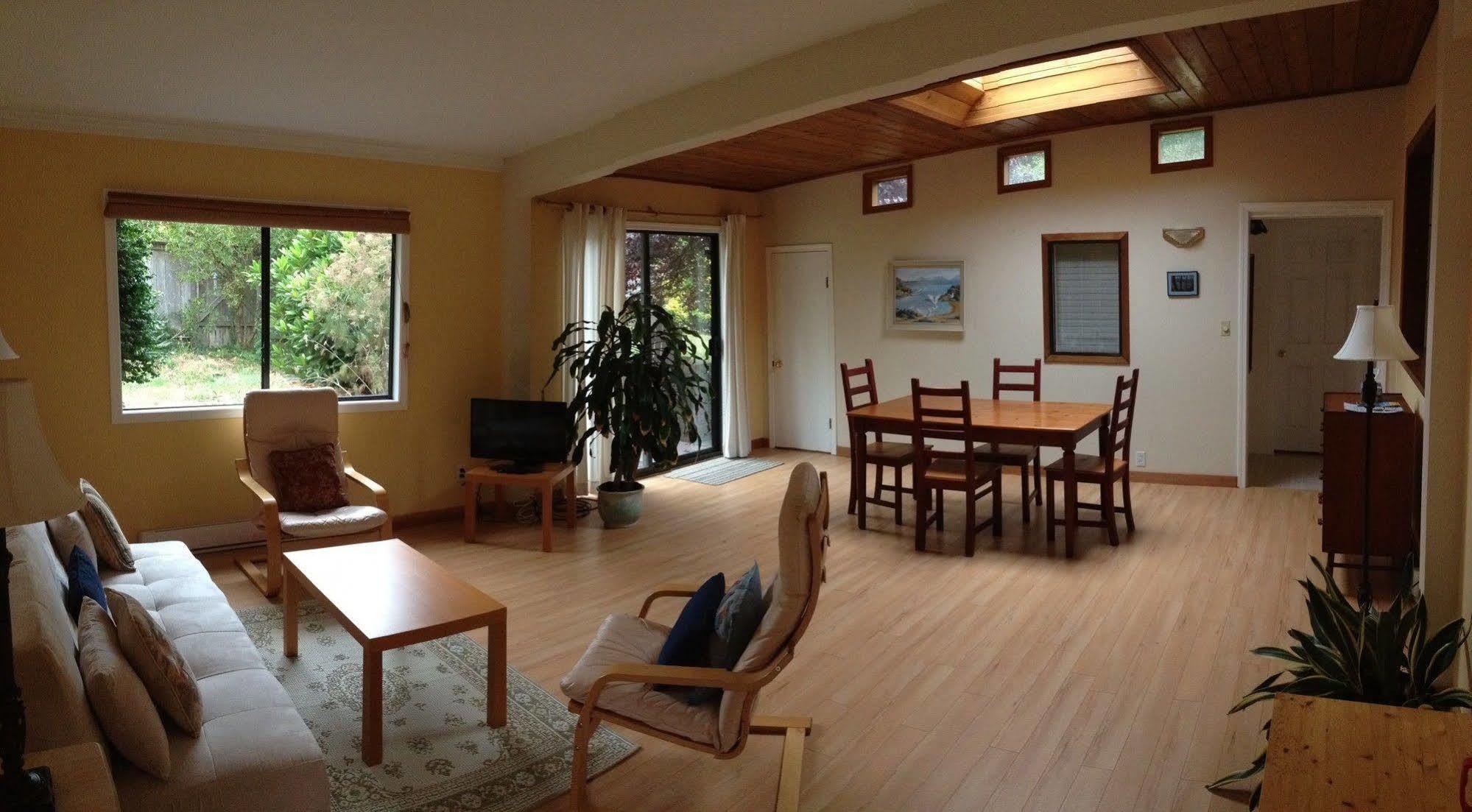 Driftwood Village Cottages Sturdies Bay Екстер'єр фото