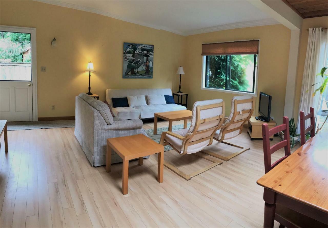 Driftwood Village Cottages Sturdies Bay Екстер'єр фото