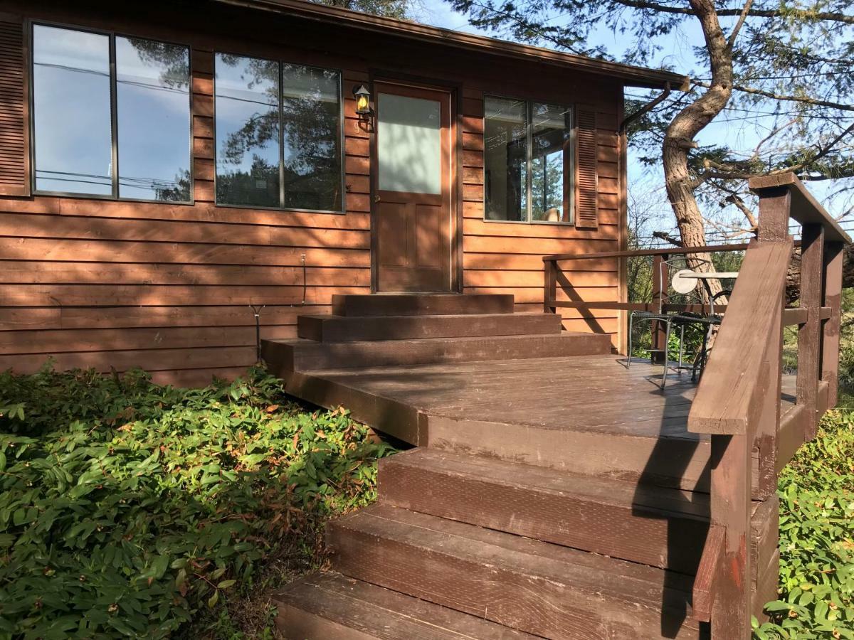 Driftwood Village Cottages Sturdies Bay Екстер'єр фото