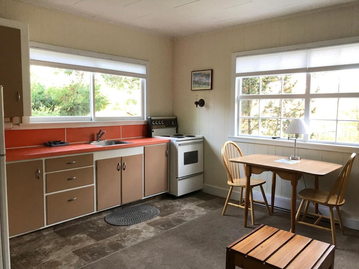 Driftwood Village Cottages Sturdies Bay Екстер'єр фото