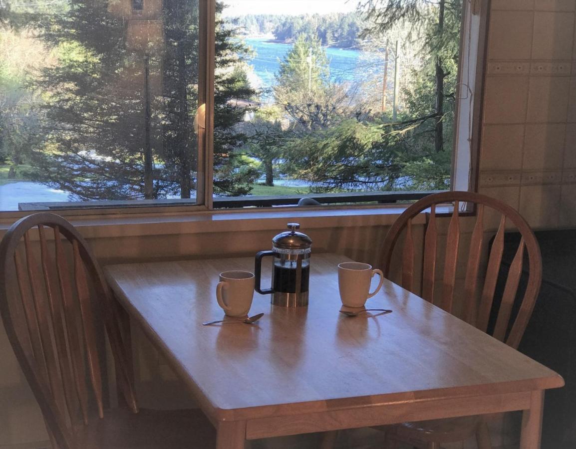 Driftwood Village Cottages Sturdies Bay Екстер'єр фото