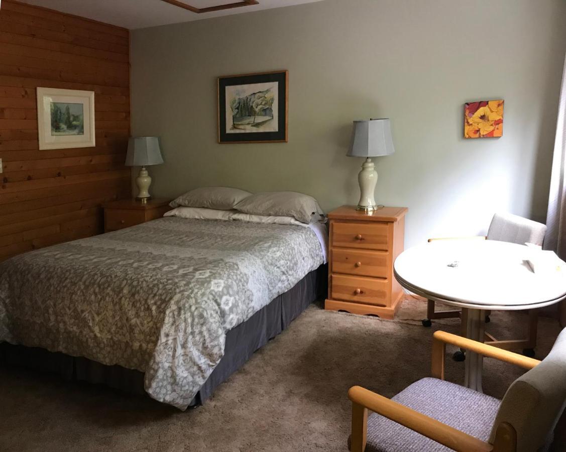 Driftwood Village Cottages Sturdies Bay Екстер'єр фото